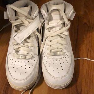 White nike Air Force 1s